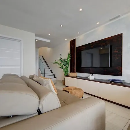 Luxury 3br Seafront Duplex With Pool, Jacuzzi & Views By 360 Estates * Xghajra