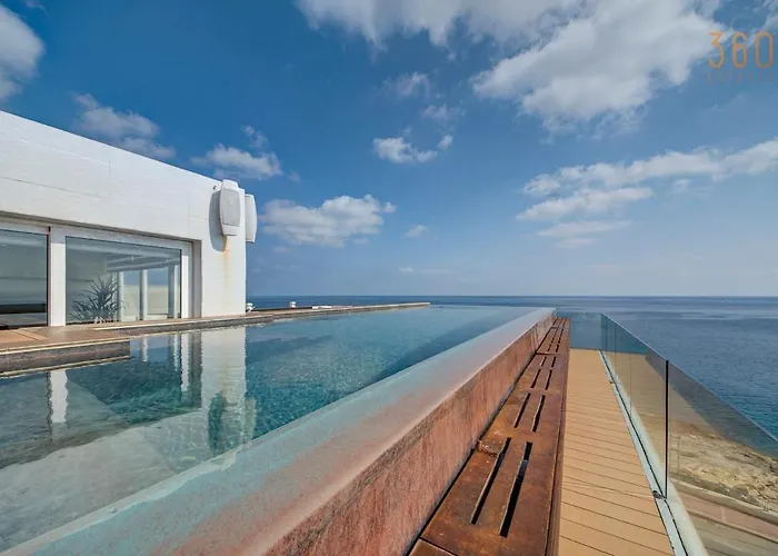 Luxury 3br Seafront Duplex With Pool, Jacuzzi & Views By 360 Estates * Xghajra